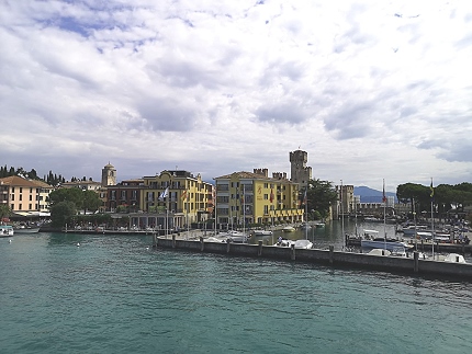 Blick auf Sirmione mit Scaligerburg am Gardasee