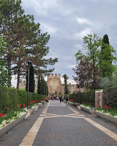 Eingang durch die Stadtmauer von Lazise am Gardasee